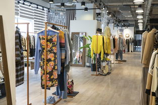 花語與星光的交織 當(dāng)鮮花燭臺遇上占星術(shù)，服裝零售陳列中的身心漫游之旅